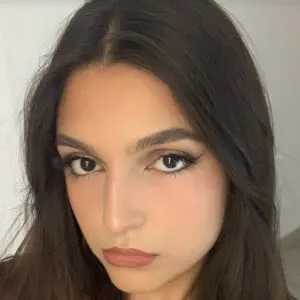 Leona Izeti