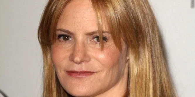 Jennifer Jason Leigh