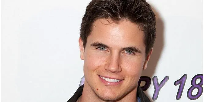 Robbie Amell