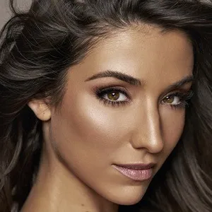 Ashley Loren