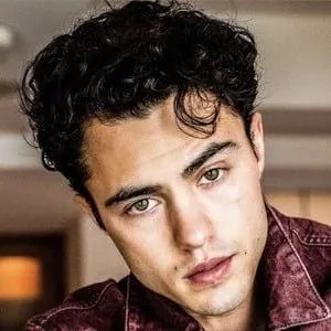 Darren Barnet